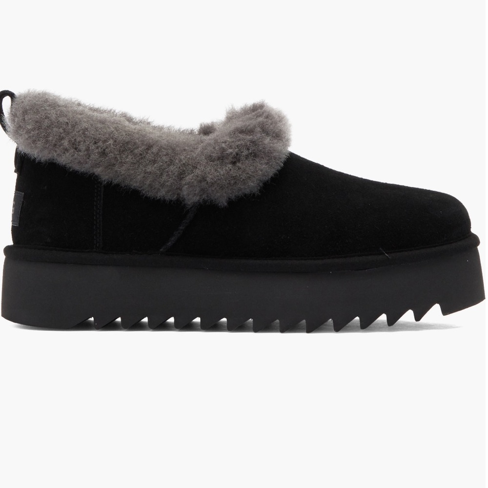 UGG Nita Genuine Shearling slipper! Size 9.
